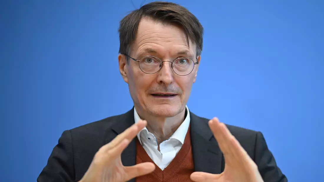 Bundesgesundheitsminister Karl Lauterbach (SPD) will sich heute zur Corona-Lage vor dem Herbst äußern. - Bild: Britta Pedersen/dpa