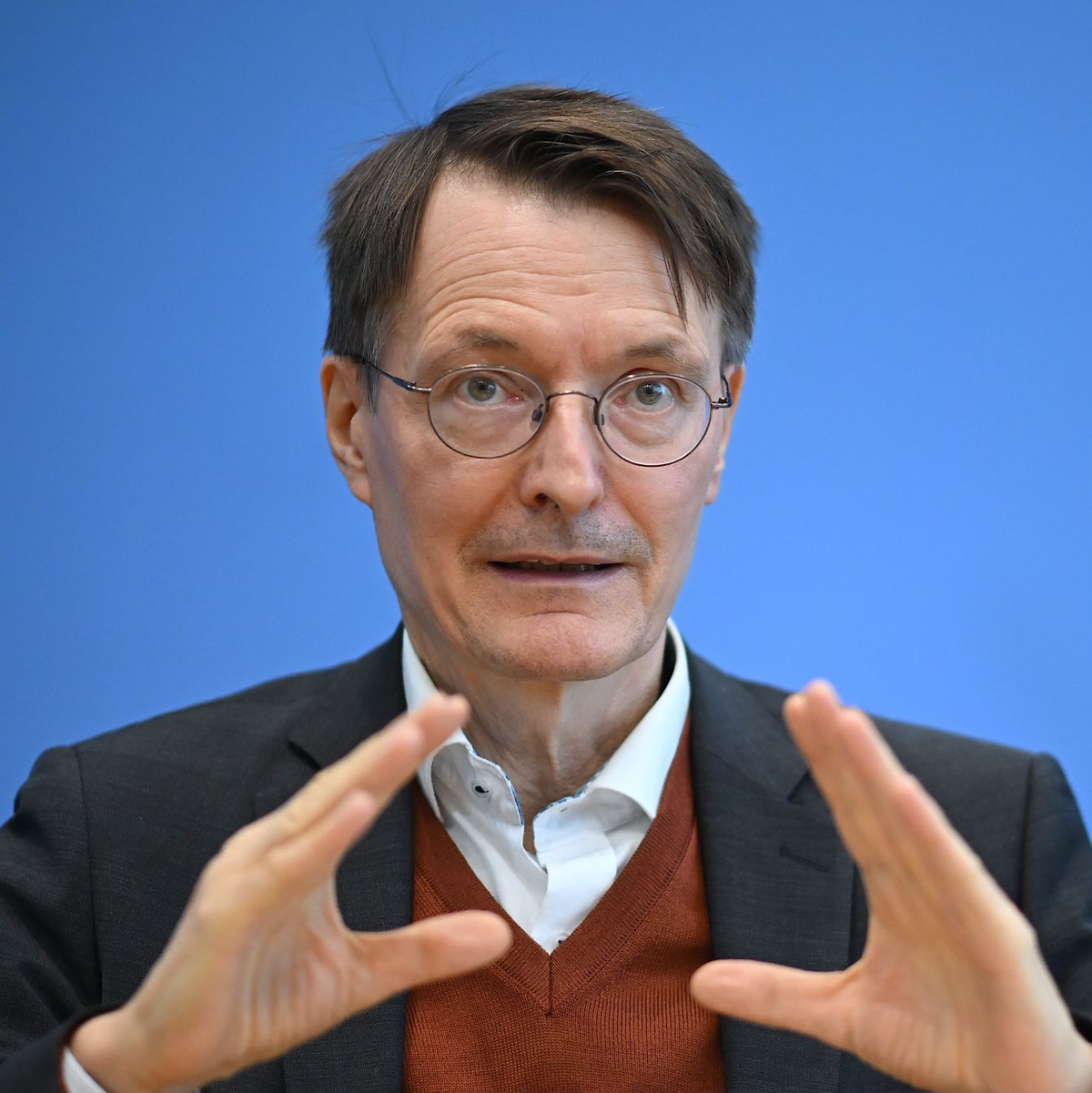 Für die weitere Erforschung von Long Covid seien mehr Mittel nötig, so Gesundheitsminister Karl Lauterbach. - Foto: Britta Pedersen/dpa