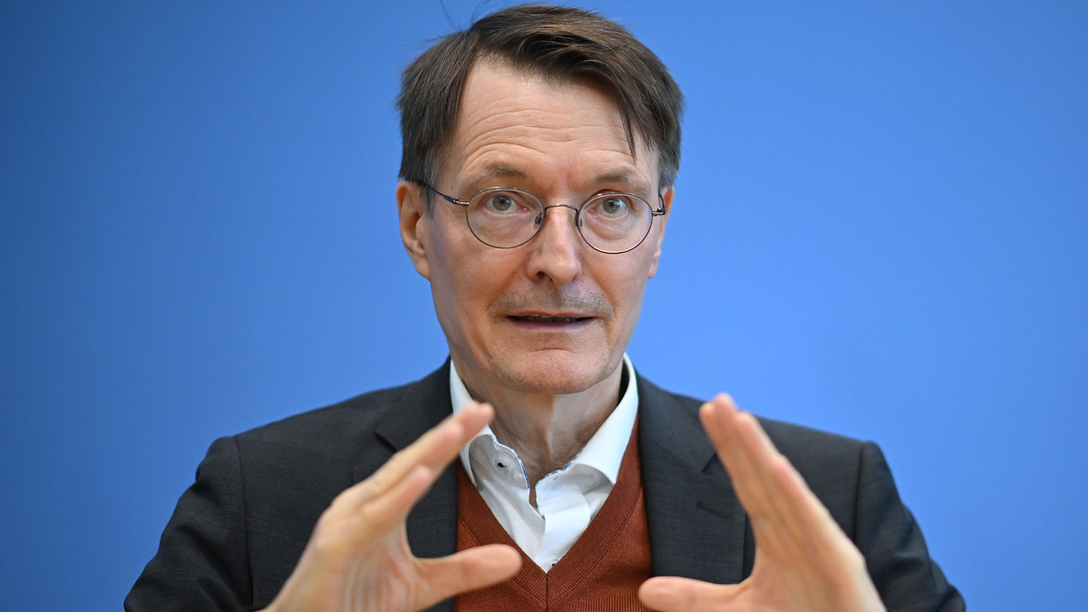 Bundesgesundheitsminister Karl Lauterbach (SPD) will sich heute zur Corona-Lage vor dem Herbst äußern. - Foto: Britta Pedersen/dpa