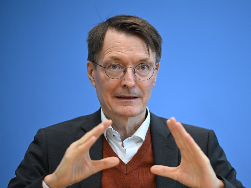 Für die weitere Erforschung von Long Covid seien mehr Mittel nötig, so Gesundheitsminister Karl Lauterbach. - Foto: Britta Pedersen/dpa