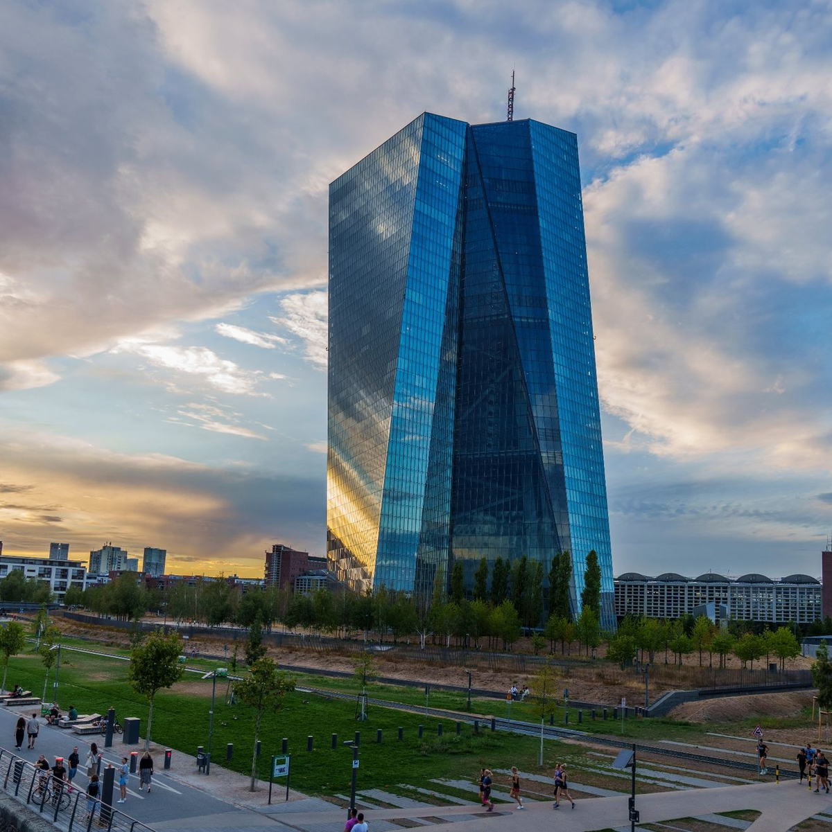 EZB in Frankfurt: Direktoriumsmitglied Isabel Schnabel warnt vor zu starken Zinssenkungen (Archivbild). - Foto: Andreas Arnold/dpa