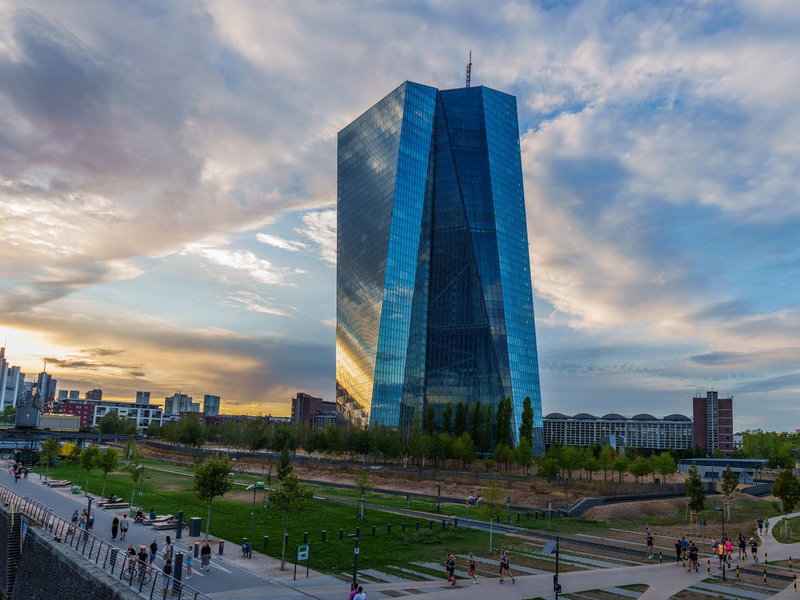 EZB in Frankfurt: Direktoriumsmitglied Isabel Schnabel warnt vor zu starken Zinssenkungen (Archivbild). - Foto: Andreas Arnold/dpa