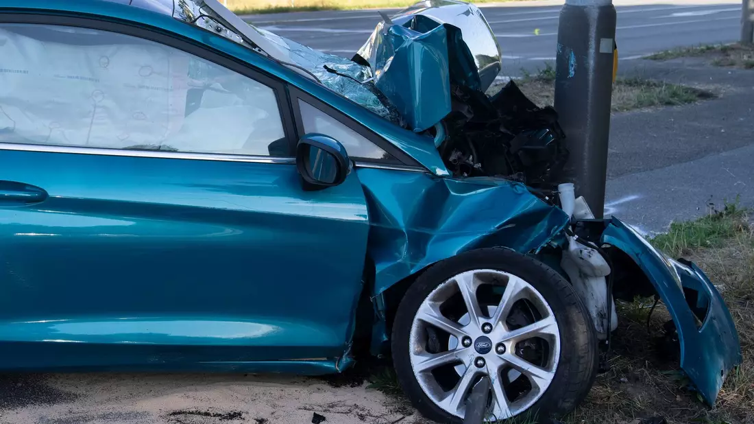 Ein Pkw ist nach einem Unfall schwer beschädigt. Die Kosten für die Autoversicherung sind erheblich gestiegen. - Bild: Arnulf Stoffel/dpa