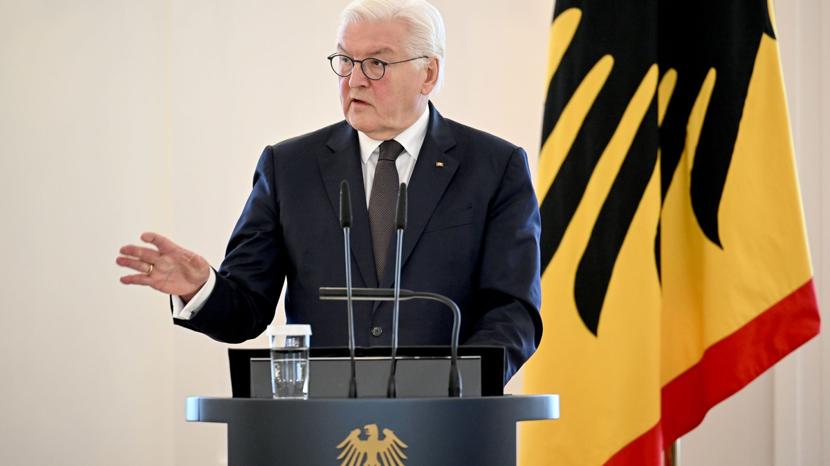 Bundespräsident Frank-Walter Steinmeier trifft Tschechiens Präsident  Petr Pavel (r.) auf der Prager Burg. - Foto: Britta Pedersen/dpa