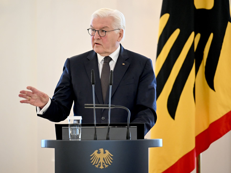 Bundespräsident Frank-Walter Steinmeier trifft Tschechiens Präsident  Petr Pavel (r.) auf der Prager Burg. - Foto: Britta Pedersen/dpa