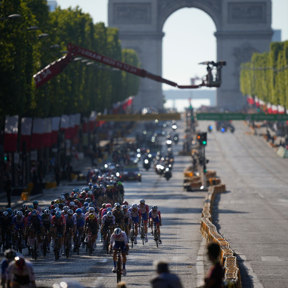 Jonas Vingegaard (2.v.l), Jasper Philipsen (l), Giulio Ciccone (2.v.r) und Tadej Pogacar feiern auf dem Podium. - Foto: Daniel Cole/AP/dpa