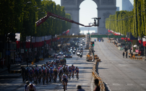 Jonas Vingegaard (2.v.l), Jasper Philipsen (l), Giulio Ciccone (2.v.r) und Tadej Pogacar feiern auf dem Podium. - Foto: Daniel Cole/AP/dpa