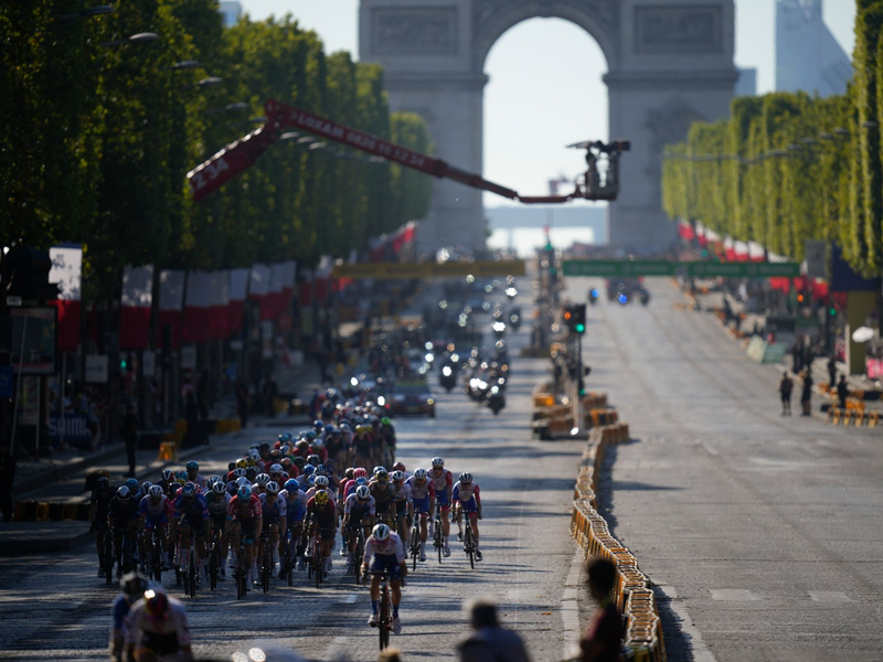 Jonas Vingegaard (2.v.l), Jasper Philipsen (l), Giulio Ciccone (2.v.r) und Tadej Pogacar feiern auf dem Podium. - Foto: Daniel Cole/AP/dpa