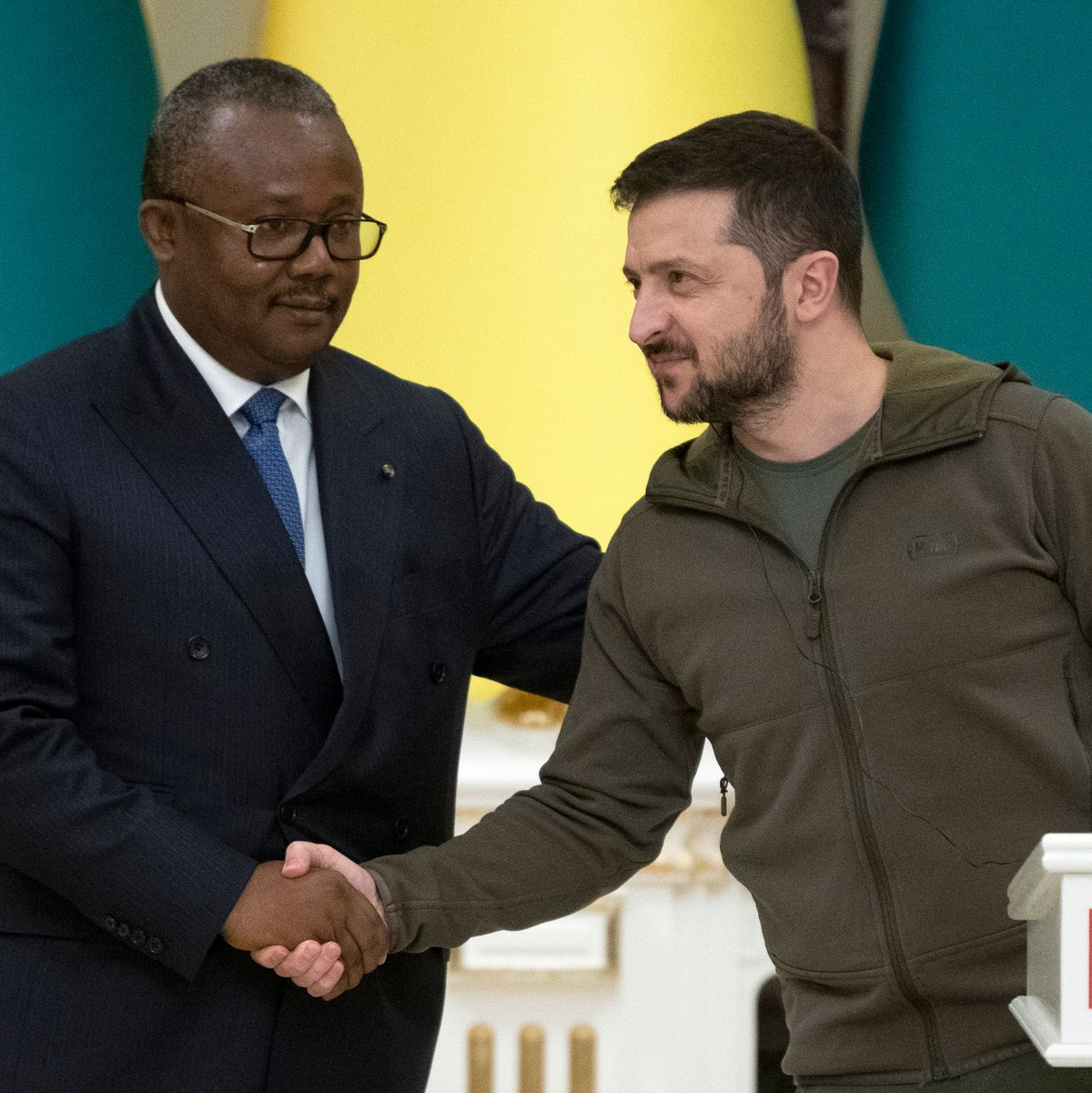 Die Gedenkmauer für die gefallenen Soldaten der Ukraine: Seit fast zwei Jahren erwehrt sich das Land einer russischen Invasion. - Foto: Andrew Kravchenko/AP/dpa