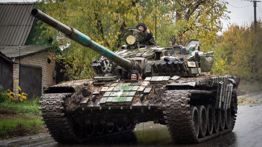 Bislang nutzt die Ukraine noch vor allem westliche Raketen zum Beschuss russischer Stellungen. Nun will Kiew selbst verstärkt bauen (Archivbild). - Bild: Efrem Lukatsky/AP/dpa