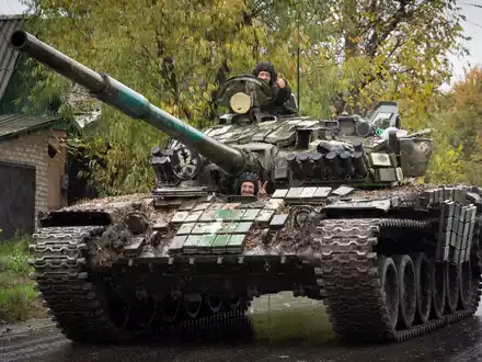 Bislang nutzt die Ukraine noch vor allem westliche Raketen zum Beschuss russischer Stellungen. Nun will Kiew selbst verstärkt bauen (Archivbild). - Foto: Efrem Lukatsky/AP/dpa