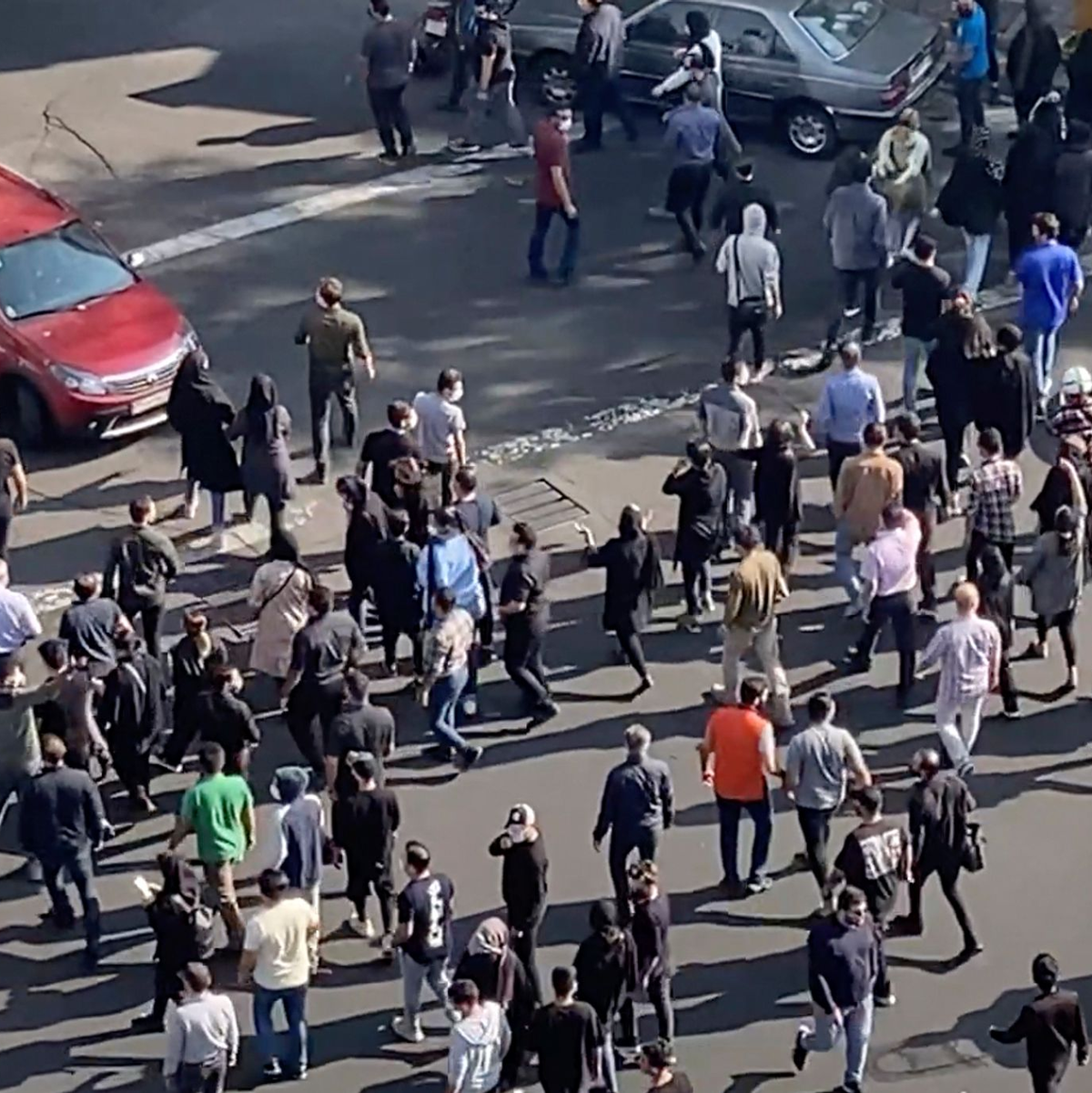 Viele Menschen im Iran gingen gegen das autoritäre Herrschaftssystem auf die Straße. (Archivbild) - Foto: Uncredited/UGC/AP/dpa