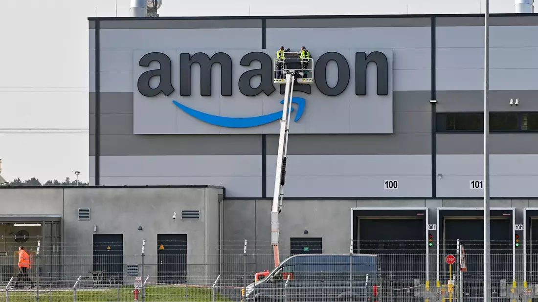 Amazon reagiert auf die Runde teils kräftiger Gehalts- und Tarifsteigerungen in der deutschen Wirtschaft. - Bild: Patrick Pleul/dpa