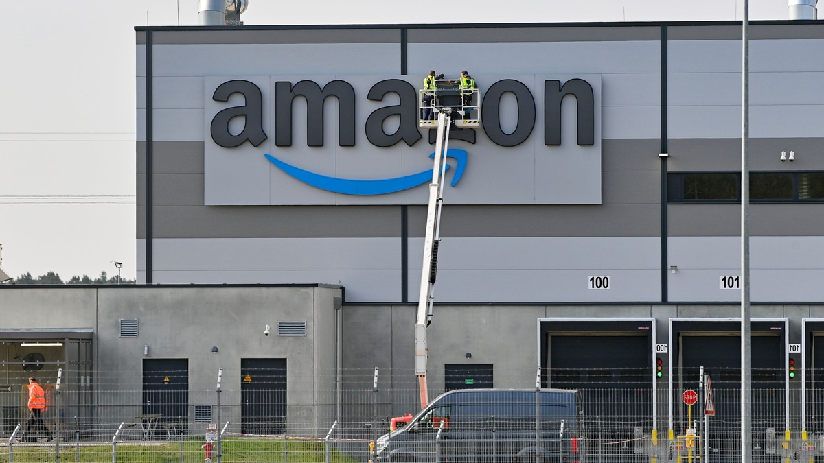 Amazon reagiert auf die Runde teils kräftiger Gehalts- und Tarifsteigerungen in der deutschen Wirtschaft. - Foto: Patrick Pleul/dpa