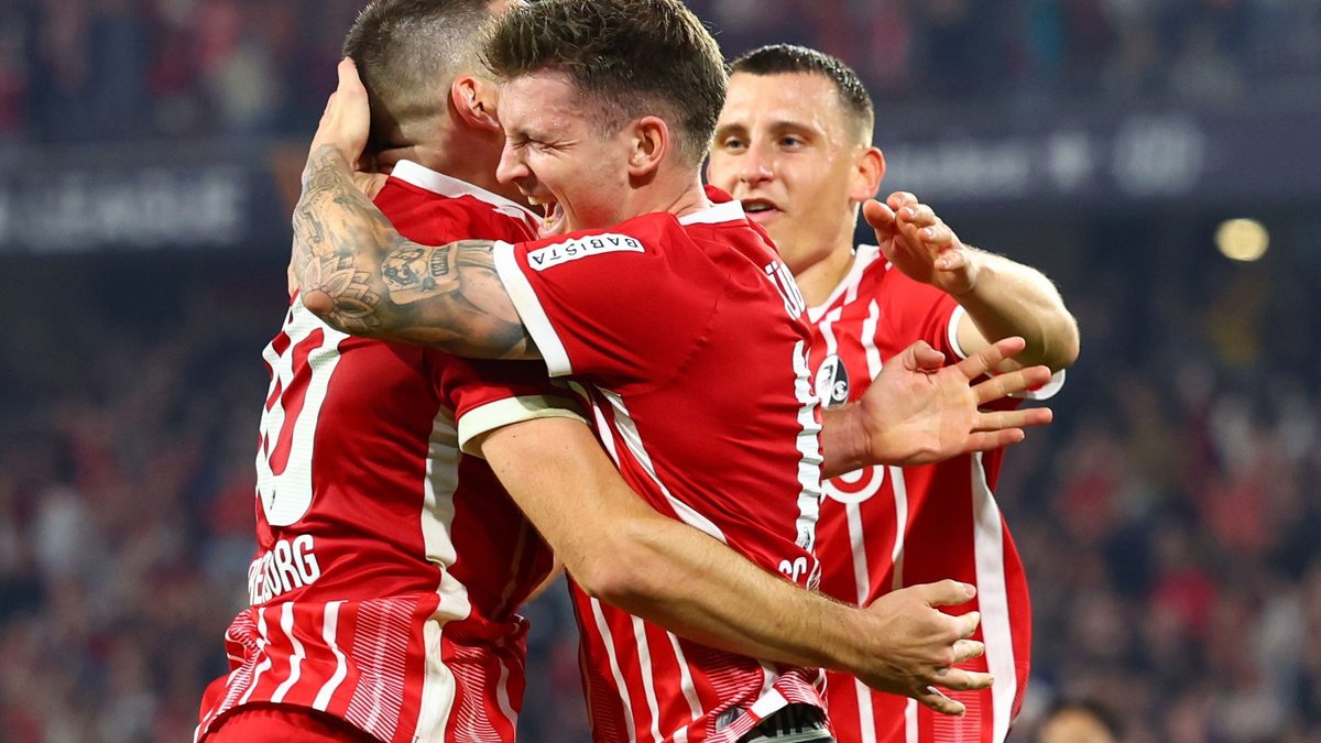 Mit einem Hattrick in der ersten Halbzeit der Matchwinner für Freiburg: Michael Gregoritsch (l). - Foto: Tom Weller/dpa