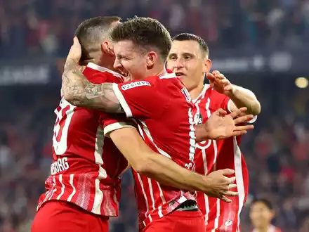 Mit einem Hattrick in der ersten Halbzeit der Matchwinner für Freiburg: Michael Gregoritsch (l). - Foto: Tom Weller/dpa