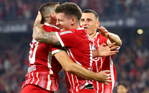Mit einem Hattrick in der ersten Halbzeit der Matchwinner für Freiburg: Michael Gregoritsch (l). - Foto: Tom Weller/dpa