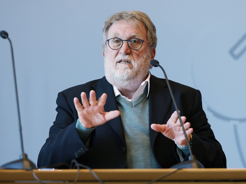 Thomas Mertens, der Vorsitzende der Ständigen Impfkommission (Stiko), gibt sein Amt auf. - Foto: David Young/dpa