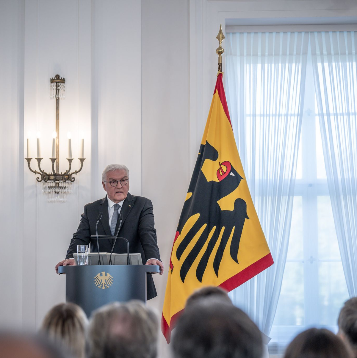 Bundespräsident Frank-Walter Steinmeier während seiner Rede beim Staatsakt zu «75 Jahre Grundgesetz». - Foto: Michael Kappeler/dpa