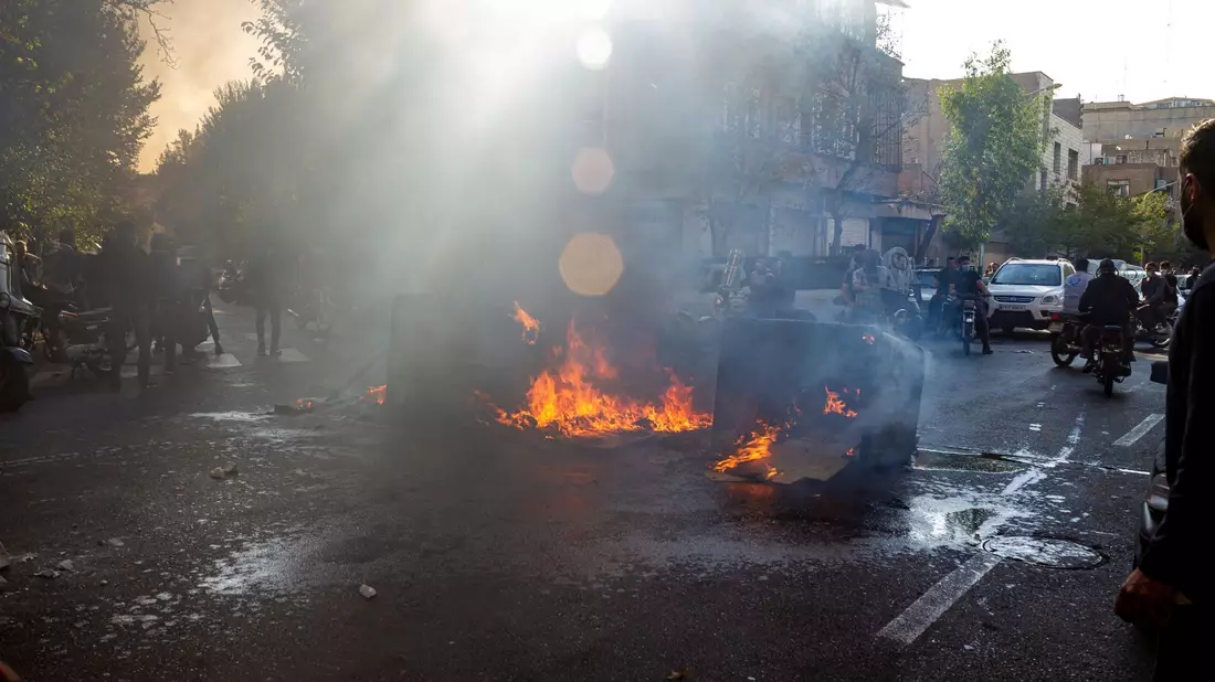 Der Tod der jungen Kurdin Mahsa Amini trifft einen Nerv und bringt im Iran die schwersten Proteste seit Jahrzehnten ins Rollen. - Bild: Uncredited/AP/dpa