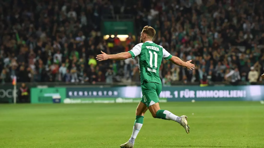 Werders Justin Njinmah (M) sorgte für das Bremer 2:1 gegen den SC Freiburg. - Bild: Carmen Jaspersen/dpa