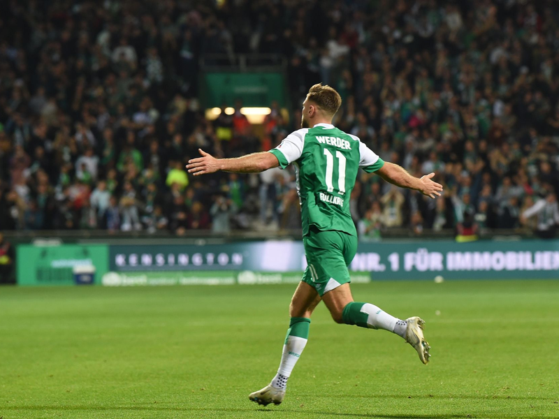 Traf wieder für den BVB: Jadon Sancho (r). - Foto: Carmen Jaspersen/dpa