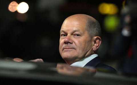 Bundeskanzler Olaf Scholz (l, SPD) kommt zum Start einer zweitägigen Reise auf dem militärischen Teil des Flughafens Berlin Brandenburg BER an und steigt aus einer Limousine. - Foto: Soeren Stache/dpa