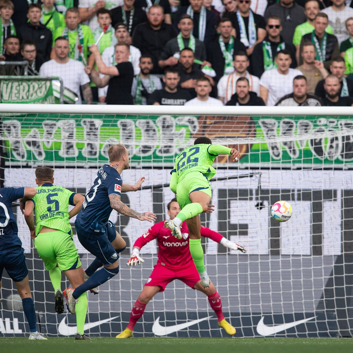 Viele Zweikämpfe prägten das Spiel zwischen Wolfsburg und Bochum. - Foto: Swen Pförtner/dpa