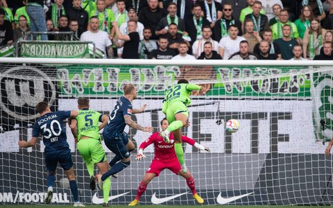 Viele Zweikämpfe prägten das Spiel zwischen Wolfsburg und Bochum. - Foto: Swen Pförtner/dpa