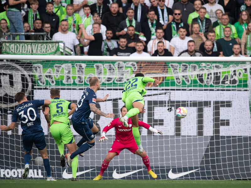 Viele Zweikämpfe prägten das Spiel zwischen Wolfsburg und Bochum. - Foto: Swen Pförtner/dpa