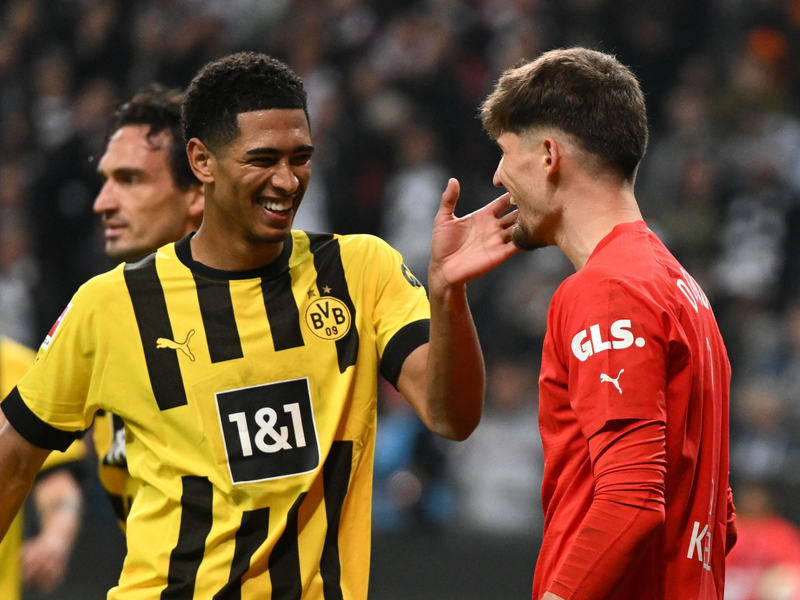 Abschied vom Publikum: Omar Marmoush winkt den Fans. - Foto: Arne Dedert/dpa