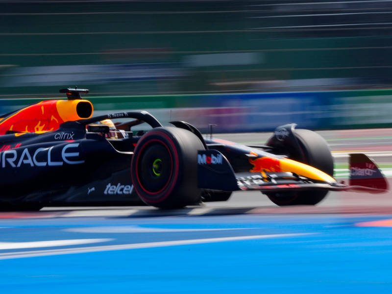 Max Verstappen konnte die Konkurrenz in allen Trainingseinheiten in Mexiko hinter sich lassen. - Foto: Fernando Llano/AP/dpa