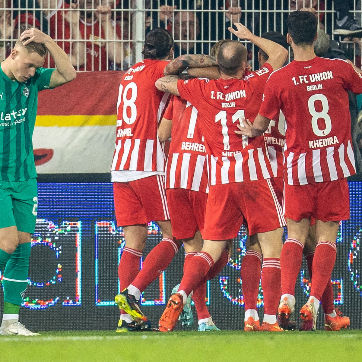 Berlins Kevin Volland (M) verwandelt einen Strafstoß gegen Gladbachs Torwart Moritz Nicolas (l). - Foto: Andreas Gora/dpa