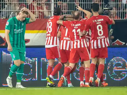 Union Berlins Benedict Hollerbach (l) erzielte gegen Gladbach seinen ersten Bundesliga-Treffer. - Foto: Andreas Gora/dpa