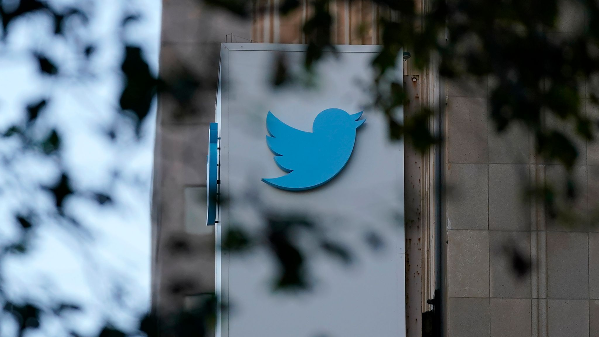Logo an der Twitter-Firmenzentrale in San Francisco. - Foto: Jeff Chiu/AP/dpa
