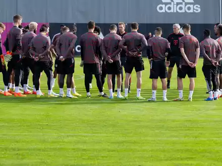 Torwart Manuel Neuer beim Abschlusstraining des FC Bayern auf dem Trainingsgelände an der Säbener Straße. - Foto: Sven Hoppe/dpa