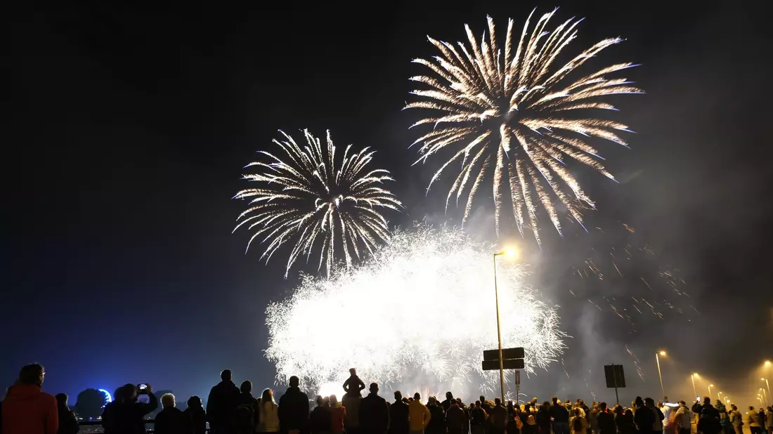 Viele Menschen sind laut einer Umfrage keine Fans vom großen Böllern und Raketenzünden an Silvester. - Bild: Sebastian Willnow/dpa