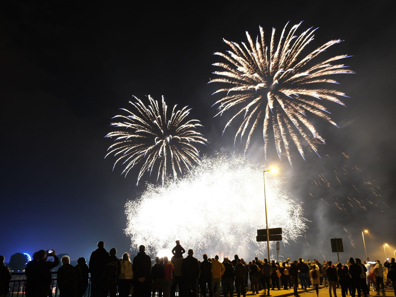 Viele Menschen sind laut einer Umfrage keine Fans vom großen Böllern und Raketenzünden an Silvester. - Foto: Sebastian Willnow/dpa