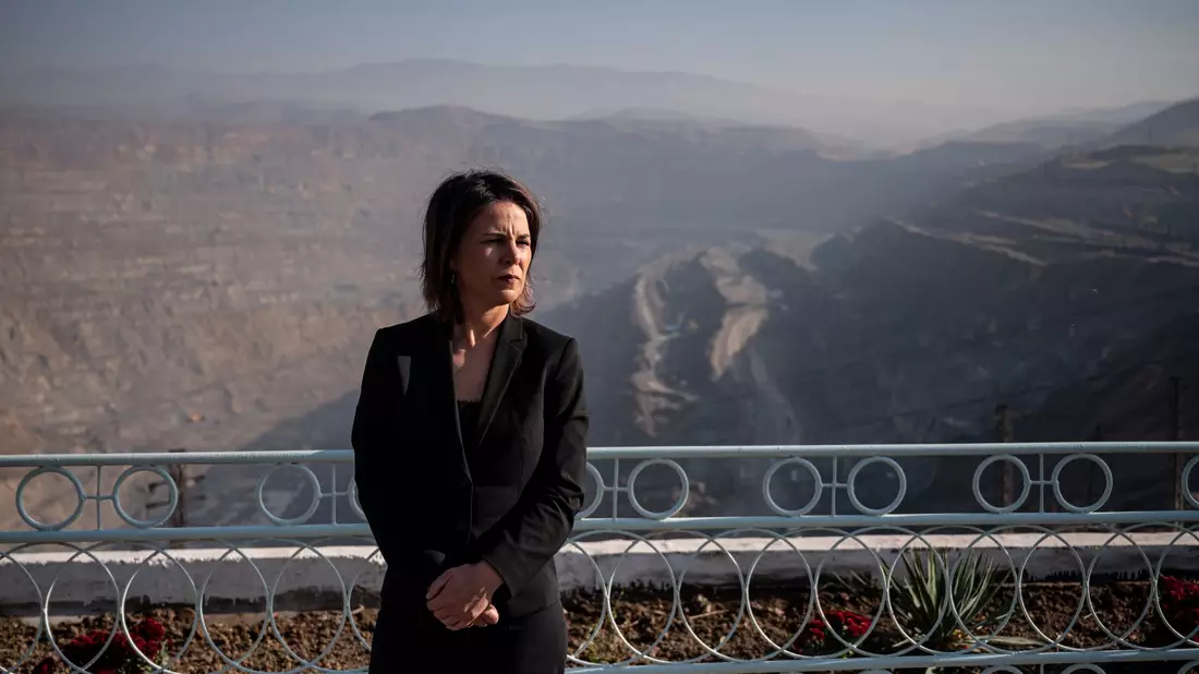 Bundesaußenministerin Annalena Baerbock reist zu Krisengesprächen nach Israel und in den Libanon. - Bild: Fabian Sommer/dpa