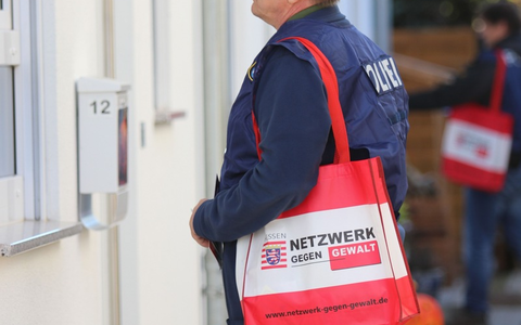 FW-MH: PKW gerät auf Parkplatz in Brand - Foto: presseportal.de