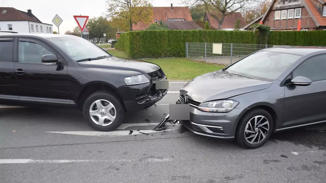 POL-HF: Verkehrsunfall - Opel überschlägt sich - Bild: presseportal.de