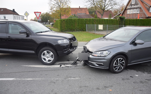 POL-HF: Verkehrsunfall - Opel überschlägt sich - Foto: presseportal.de