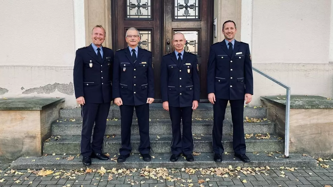 POL-OLD: +++ Polizeipräsident Andreas Sagehorn führt Thomas Weber in neues Amt als Leiter der Polizeiinspektion Oldenburg-Stadt/Ammerland ein +++ Feierstunde im Alten Landtag +++ - Bild: presseportal.de