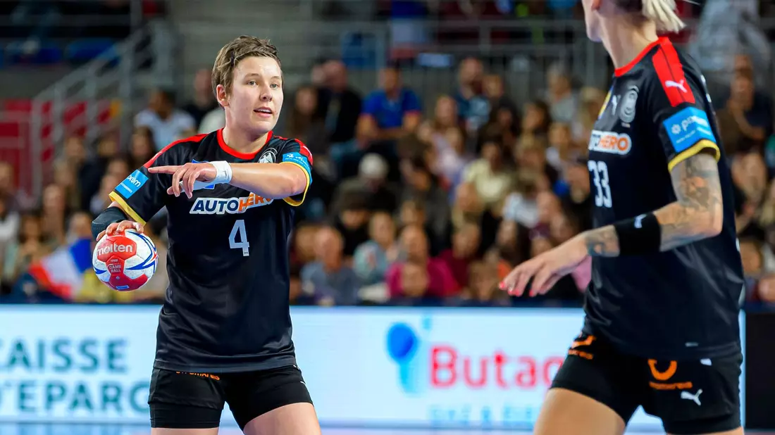 Co-Kapitänin Alina Grijseels führt ihr Team auch bei Olympia an.  - Bild: Marco Wolf/dpa
