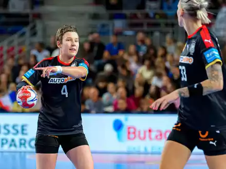 Co-Kapitänin Alina Grijseels führt ihr Team auch bei Olympia an.  - Foto: Marco Wolf/dpa