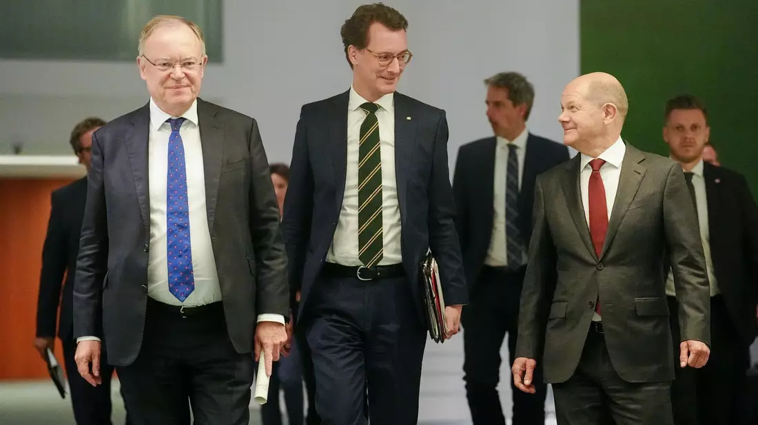 Die Ministerpräsidentenkonferenz im vergangenen Dezember - in Berlin beraten die Ministerpräsidenten der Länder erneut mit Bundeskanzler Olaf Scholz. - Bild: Kay Nietfeld/dpa