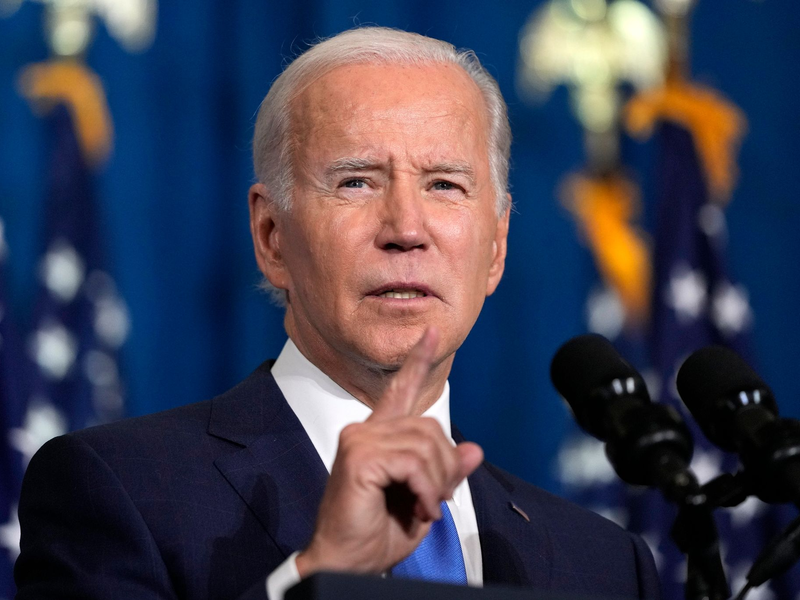 Die Bedrohung, die von einer zweiten Amtszeit Trumps ausgehe, sei größer als während seiner ersten Präsidentschaft, sagt Biden. - Foto: Alex Brandon/AP/dpa