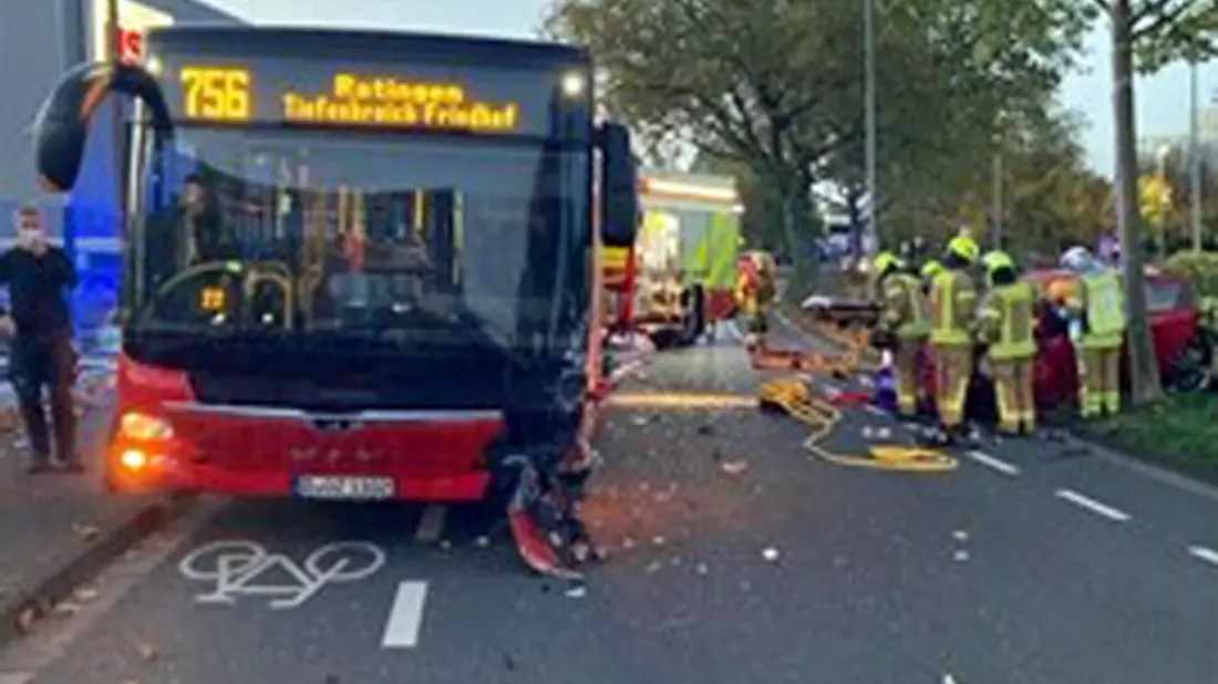 POL-GM: Bus kollidiert mit Garage - Garage eingestürzt - Bild: presseportal.de