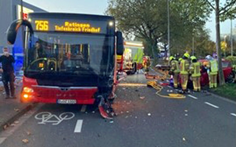 POL-GM: Bus kollidiert mit Garage - Garage eingestürzt - Foto: presseportal.de
