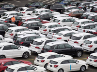 Neuwagen: Die drei großen deutschen Autokonzerne kämpfen mit einem eher zähen Absatz. - Foto: Ingo Wagner/dpa